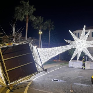 Il forte vento sferza Borghetto: danneggiata la stella cometa di Piazza Caduti