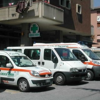 Perde il controllo dell'auto e si schianta contro una cabina dell'Enel: intervento dei soccorsi