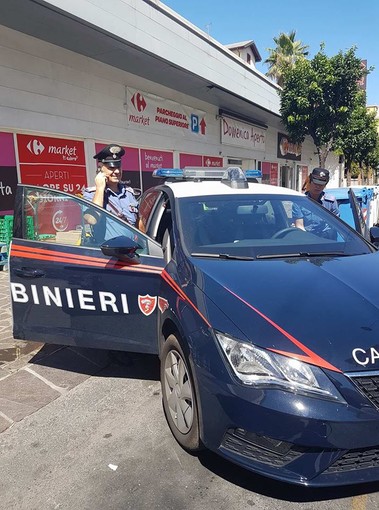 Droga e coltelli in un supermercato di Alassio, Carabiniere fuori servizio interviene prontamente