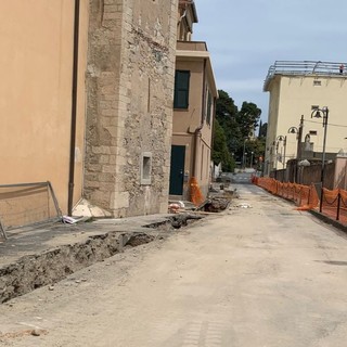 Reperti archeologici sotto l'asfalto, rallentano i lavori a Finalpia: strada chiusa fino a fine mese