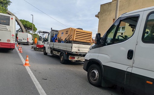 Pietra, lavori in corso sulla via Aurelia e traffico in tilt. De Vincenzi non ci sta: &quot;Vergognoso autorizzare interventi così in orario diurno&quot;