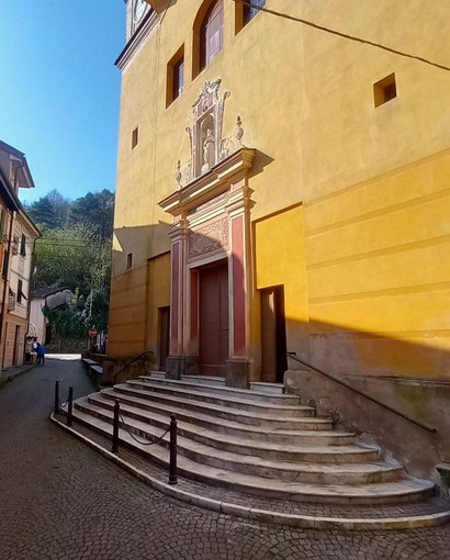 Mallare, volontari riposizionano i marmi della scalinata della chiesa San Nicola