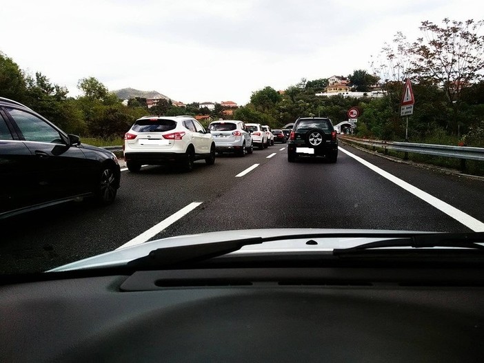 Chiusura del porto di Genova per sciopero: traffico congestionato sulla A10