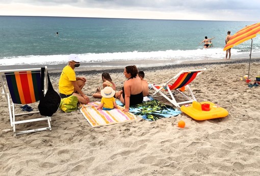 Pietra, al via i controlli sulle spiagge libere: attenzione rivolta al distanziamento e al fenomeno dei 'bagnanti fantasma' (FOTO)