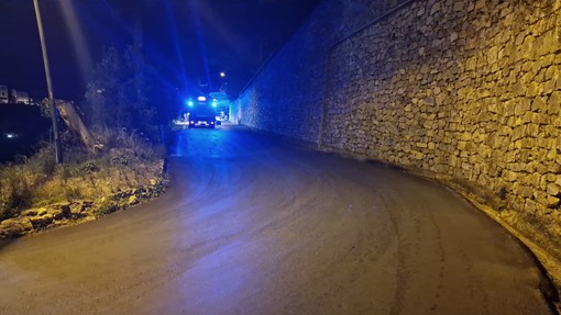 Finale, camion sbaglia manovra e rimane incastrato: strada per San Bernardino bloccata (FOTO)