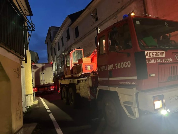 Stella, camion incastrato sulla Sp 22: &quot;liberato&quot; dopo ore dai vigili del fuoco (FOTO)