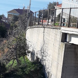 Celle, crepa sul cavalcavia che sovrasta l'autostrada: l'allarme sui social (FOTO)