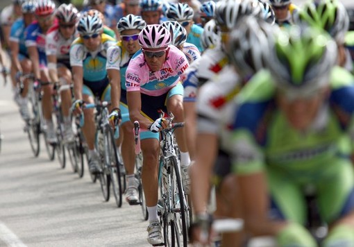 Mille palloncini tricolori per il passaggio della Milano - Sanremo ad Albisola Marina