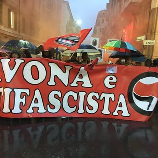 Savona, il corteo antifascista sfila per le vie della città (FOTO e VIDEO)