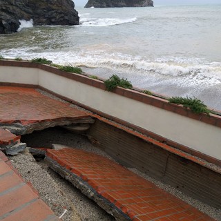 Bergeggi, il giorno dopo: stabilimenti balneari in ginocchio, chiusa l'Aurelia e la via alternativa per San Genesio (FOTO)