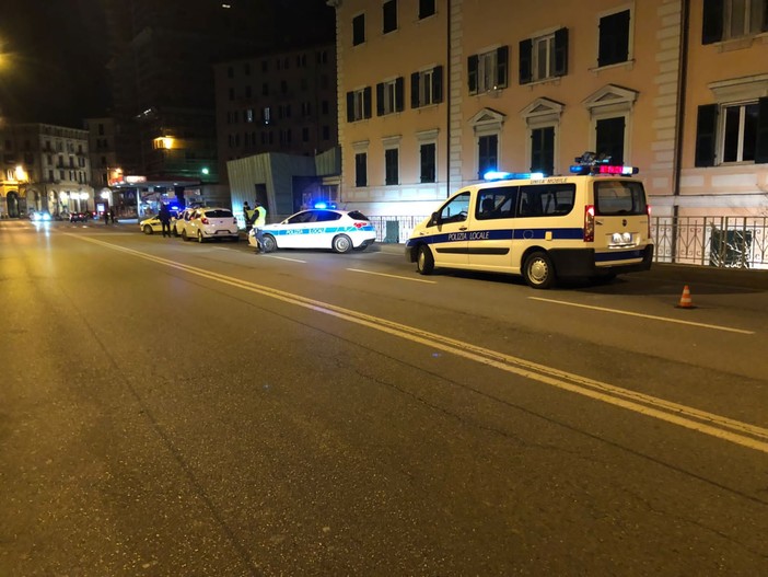 Savona, guida la moto senza avere la patente adatta: sospeso il documento e multato dalla polizia locale (FOTO)