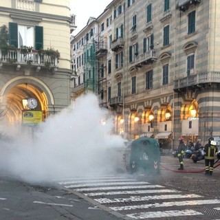 Savona, cassonetto in fiamme in via Paleocapa: intervento dei vigili del fuoco