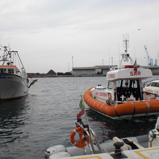 Motopeschereccio fermato nella notte a Varigotti sotto costa: sequestrate le reti a strascico e il pescato, sanzione di 2000 euro