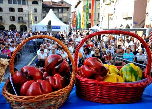 A Laigueglia presentazione del connubio “Bagna càuda e povron”