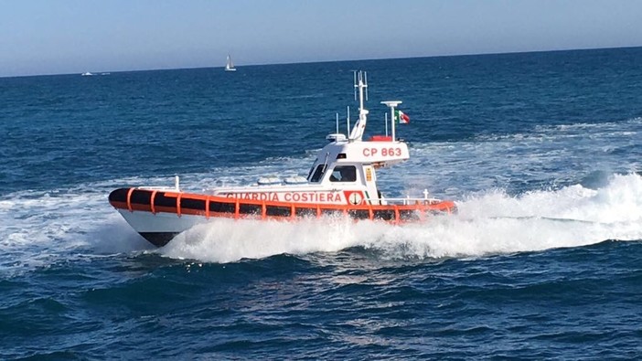 Celle, barca alla deriva recuperata da vigili del fuoco e Capitaneria di Porto