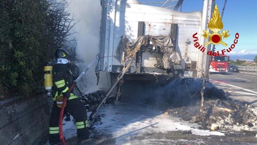 Camion in fiamme lungo l'A10 tra Arenzano e Varazze: Vigili del fuoco in azione
