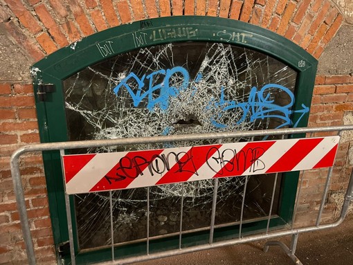 Celle, non si placano gli atti vandalici nella galleria Crocetta: distrutta teca in vetro (FOTO)