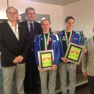 ella foto in alto la premiazione di Linda Cerruti e Costanza Ferro con da sinistra Floriano Premoselli vice presidente UNVS sezione Roggero di Savona, Roberto Pizzorno presidente UNVS sezione Roggero di Savona e Delegato Provinciale Coni Savona, Costanza Ferro, Linda Cerruti, Ambrogio Zaro consigliere UNVS sezione Roggero di Savona e delegato provinciale FIN Savona