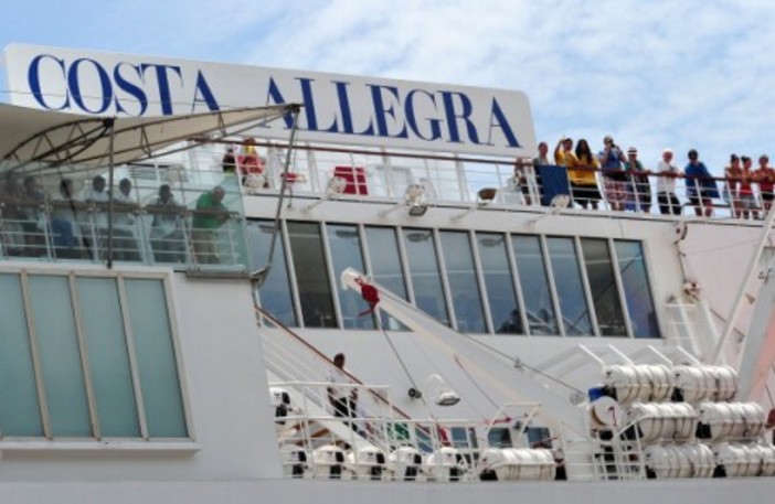 Intervista a un passeggero della Costa Allegra: &quot;Paura? Un po'&quot;. Il Video dell'arrivo in porto a Mahè