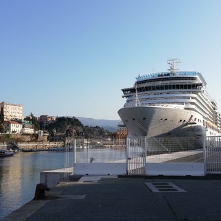 Savona, la Costa Luminosa è in porto: si attende la riunione in Prefettura per lo sbarco