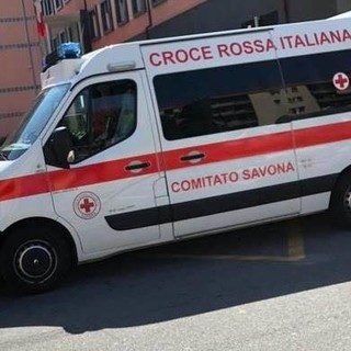 Savona, moto sbanda in via Nizza: ferito il conducente, traffico in tilt