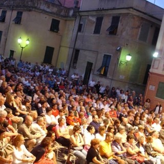 Albissola Marina: Oliviero Beha e Don Gallo in Piazza della Concordia