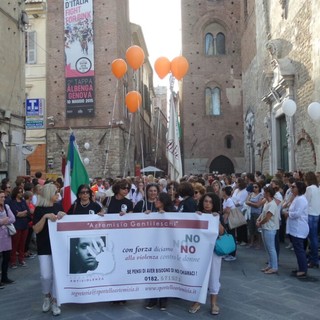 Immagini del corteo di Albenga al quale ha partecipato la mamma di Loredana- Lucia Colucci