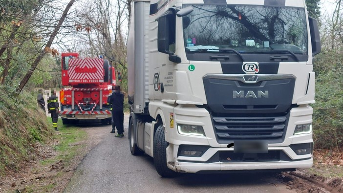 Camion intraversato a Bergeggi: vigili del fuoco mobilitati (FOTO)