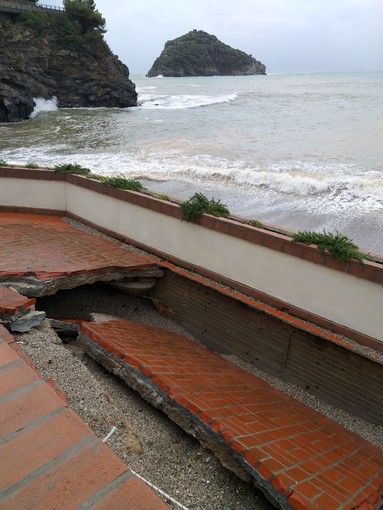 Bergeggi, il giorno dopo: stabilimenti balneari in ginocchio, chiusa l'Aurelia e la via alternativa per San Genesio (FOTO)