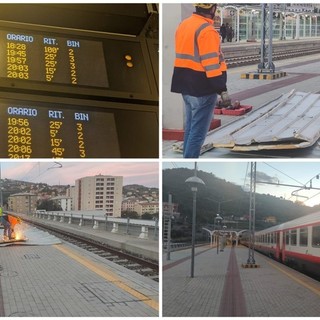 Crolla parte della tettoia ferroviaria sui binari in stazione a Imperia: treni accumulano ritardo anche di un'ora e 40 minuti (FOTO)