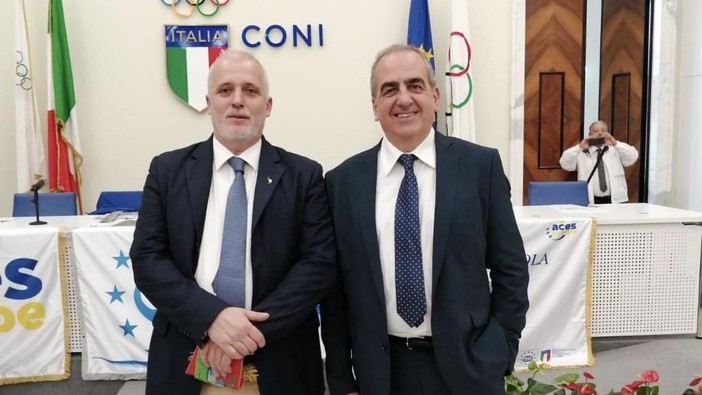 Il compianto Gianni Pastorino (a destra) col sindaco Camiciottoli (a sinistra)