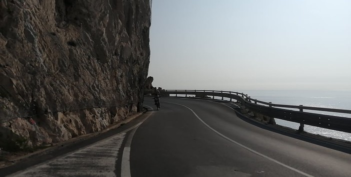 Capo Noli, riaperta l'Aurelia dopo il lieve smottamento dal versante roccioso