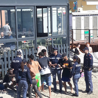 La Polizia controlla le spiagge e la stazione ferroviaria di Alassio