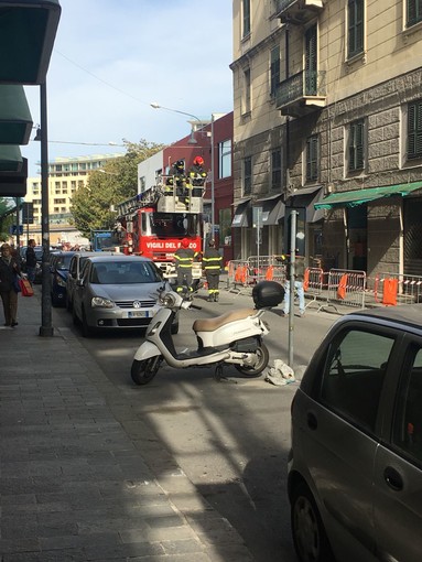 Savona, caduta calcinacci in via Pietro Giuria (FOTO)