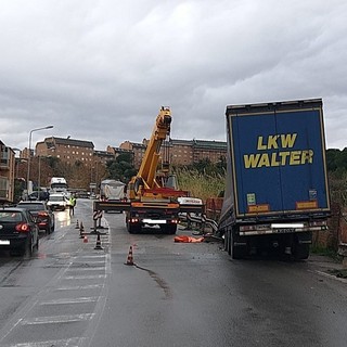 Savona, autoarticolato perde rimorchio in corso Svizzera: disagi al traffico (FOTO)