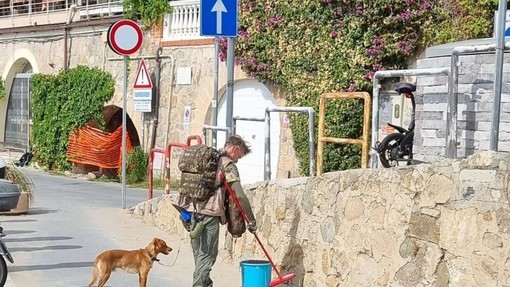 Alassio, Corad e il suo cagnolino puliscono le strade della città senza chiedere nulla in cambio