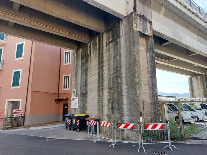 Quiliano, cadono intonaco e pietre dal viadotto ferroviario su via Foscolo: ordinanza del sindaco