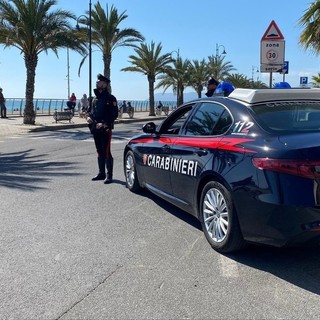 Albenga, ruba al “100% Bazar” mediante “spaccata” e resiste a pubblico ufficiale: nordafricano arrestato dai Carabinieri