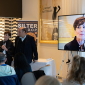 “L’arte di apparecchiare con i fiori”: ad Alassio i consigli dalla giornalista televisiva Barbara Ronchi della Rocca (FOTO e VIDEO)