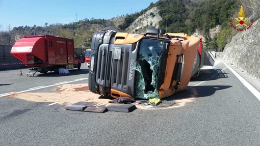 Camion ribaltato sulla A10 tra Varazze e Arenzano: ferito l'autista