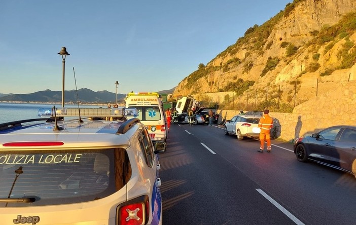 Incidente tra Finale e Borgio, soccorsi mobilitati: Aurelia chiusa, tre feriti