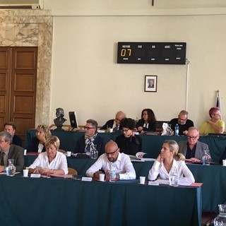 Savona e la &quot;guerra&quot; dei dehors, ritirata la modifica del regolamento. Assessore Zunato: &quot;Avviamo una discussione con le associazioni di categoria&quot;