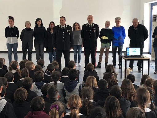 I carabinieri incontrano gli studenti delle scuole elementari di Villanova d'Albenga (FOTO)