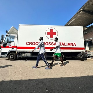 Caos accoglienza, i migranti feriti sul bus a Roma portati comunque a Torino con fratture e ferite non saturate