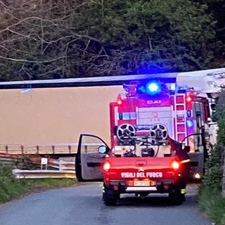 Camion incastrato a Stella San Martino: vigili del fuoco mobilitati (FOTO)