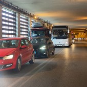 Tir e bisarche parcheggiate nella Galleria dell'Arsenale a Savona. La polizia locale: &quot;Stiamo facendo controlli serrati, due-tre multe al giorno&quot; (VIDEO)