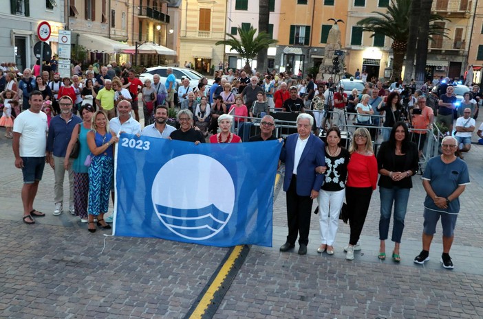 Ceriale, festa grande per la consegna della Bandiera Blu al mare