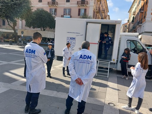 Mercato del lunedì a Savona sotto la lente dell'Agenzia delle dogane: controllati e sequestrati diversi prodotti (FOTO)