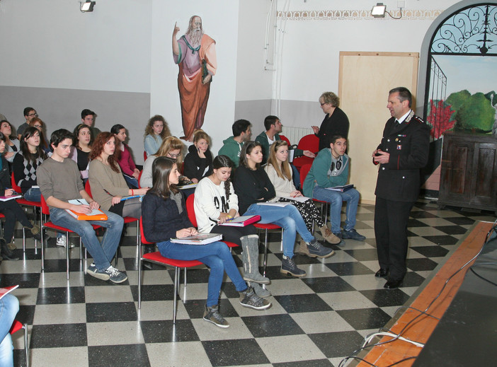 I Carabinieri incontrano gli studenti delle scuole &quot;In un mondo “legale” si vive meglio&quot;