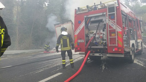 Camion si ribalta e prende fuoco sulla A10 tra Albisola e Celle Ligure: due feriti al San Paolo